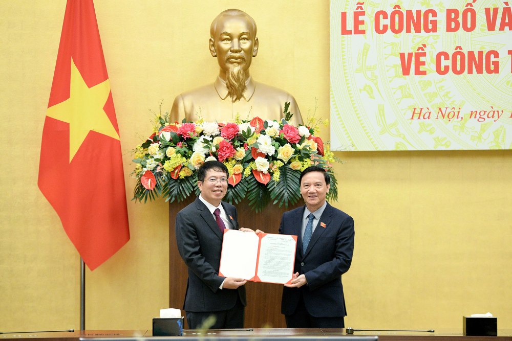 Vice Chairman of the National Assembly Nguyen Khac Dinh presented the Resolution of the National Assembly Standing Committee on the appointment of Mr. Nguyen Van Hien (left of the photo) as Deputy Head of the National Assembly Office. Photo: VPQH