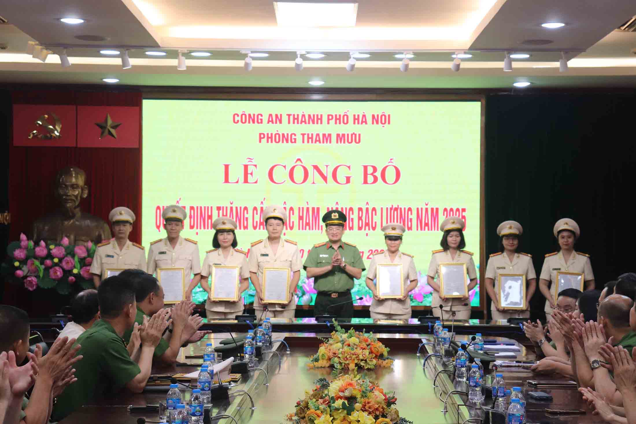 Công an Hà Nội thăng cấp bậc hàm, nâng lương cho hơn 830 cán bộ, chiến sĩ