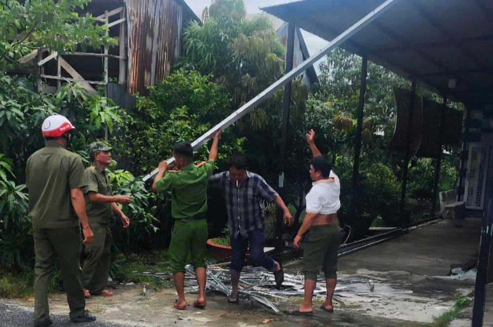 Công an cùng các lực lượng khác nhanh chóng hỗ trợ người dân khắc phục thiên tai. Ảnh: Công an Kiên Giang