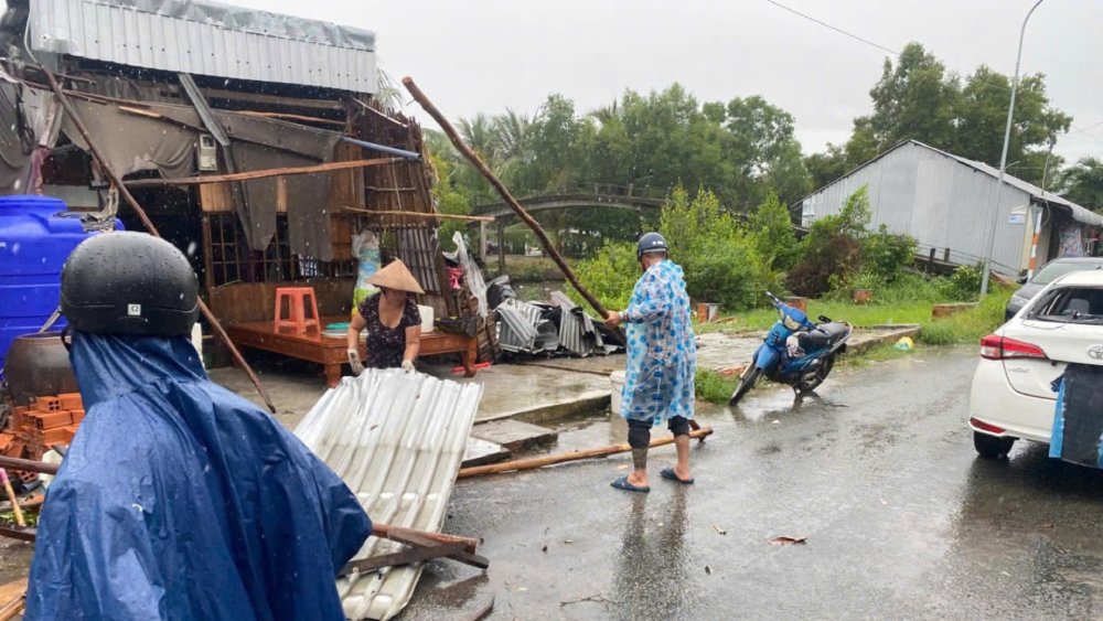 The tornado that occurred on the morning of May 30 caused many houses in An Bien district to have their roofs blown off and damaged. Photo: Kien Giang Police