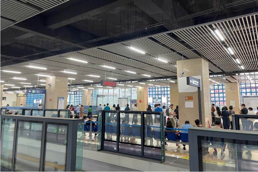 Los pasajeros esperan el transito durante el proceso de detener el tren. Foto: Hanoi Metro