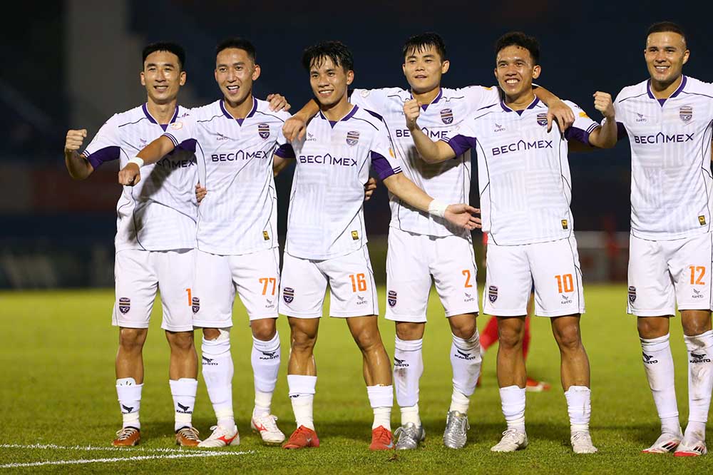 Sang hiep 2, Binh Duong bat ngo co ban mo ti so o phut 56. hien Duc cang ngang tu canh trai cho Thanh Nhan dut diem tung luoi Cong an Ha Noi.