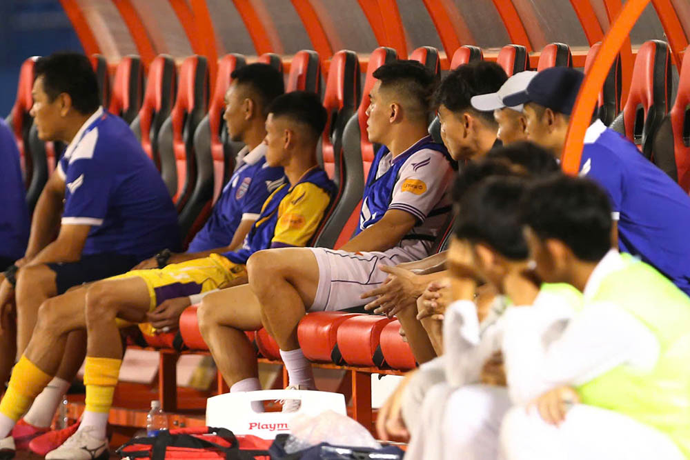 Doi dau Cong an Ha Noi o luot tran dau bu vong 23 V.League 2024-2025, tien dao Nguyen Tien Linh chi xuat hien tren bang ghe du bi cua cau lac bo Binh Duong.
