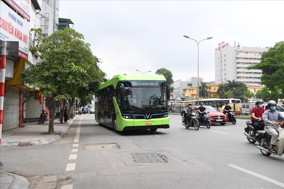 Hanoi piloto la ruta del autobus Kim Ma hasta la ciudad de Dong Anh desde 5.6. Foto: Pham Dong