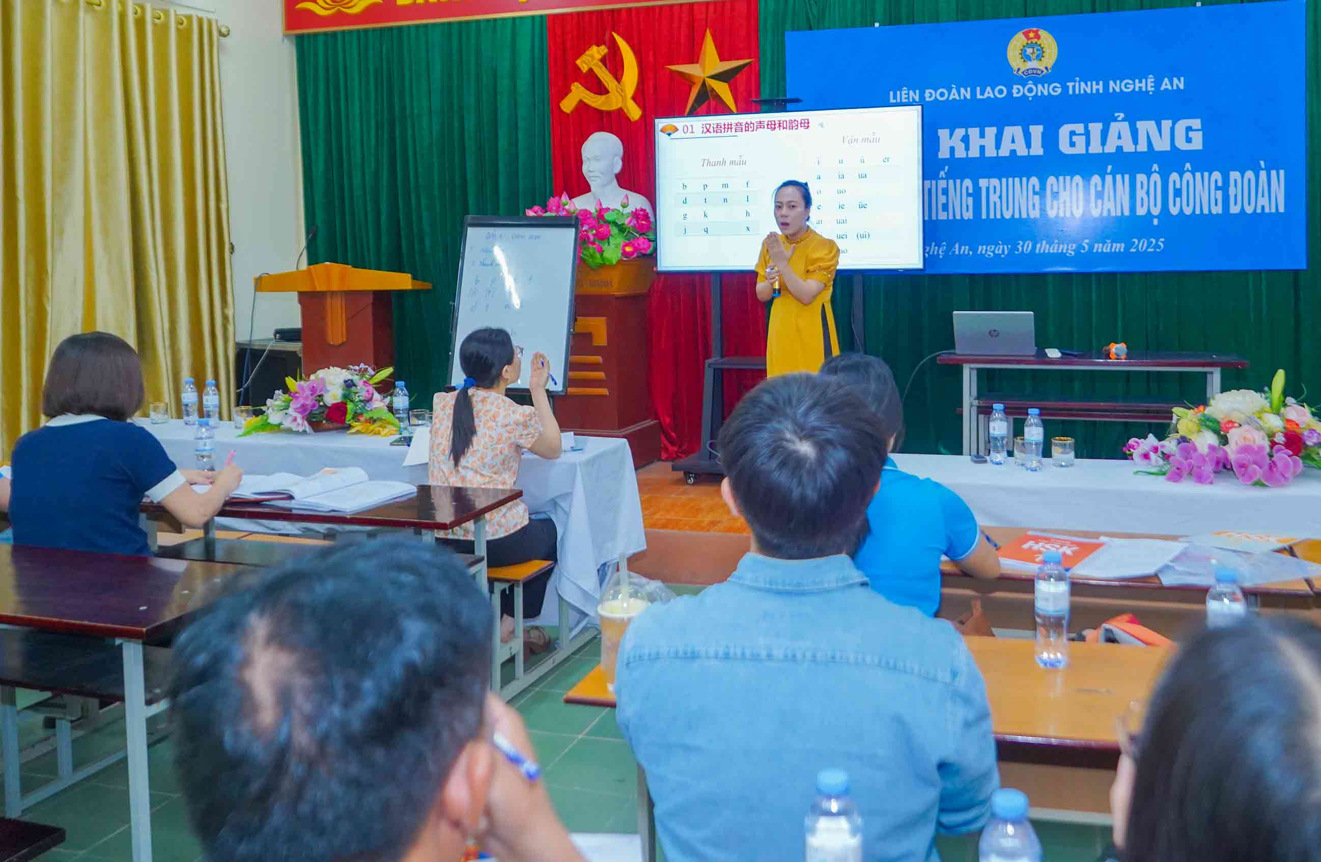 Các học viên tham gia buổi học đầu tiên. Ảnh: Duy Chương