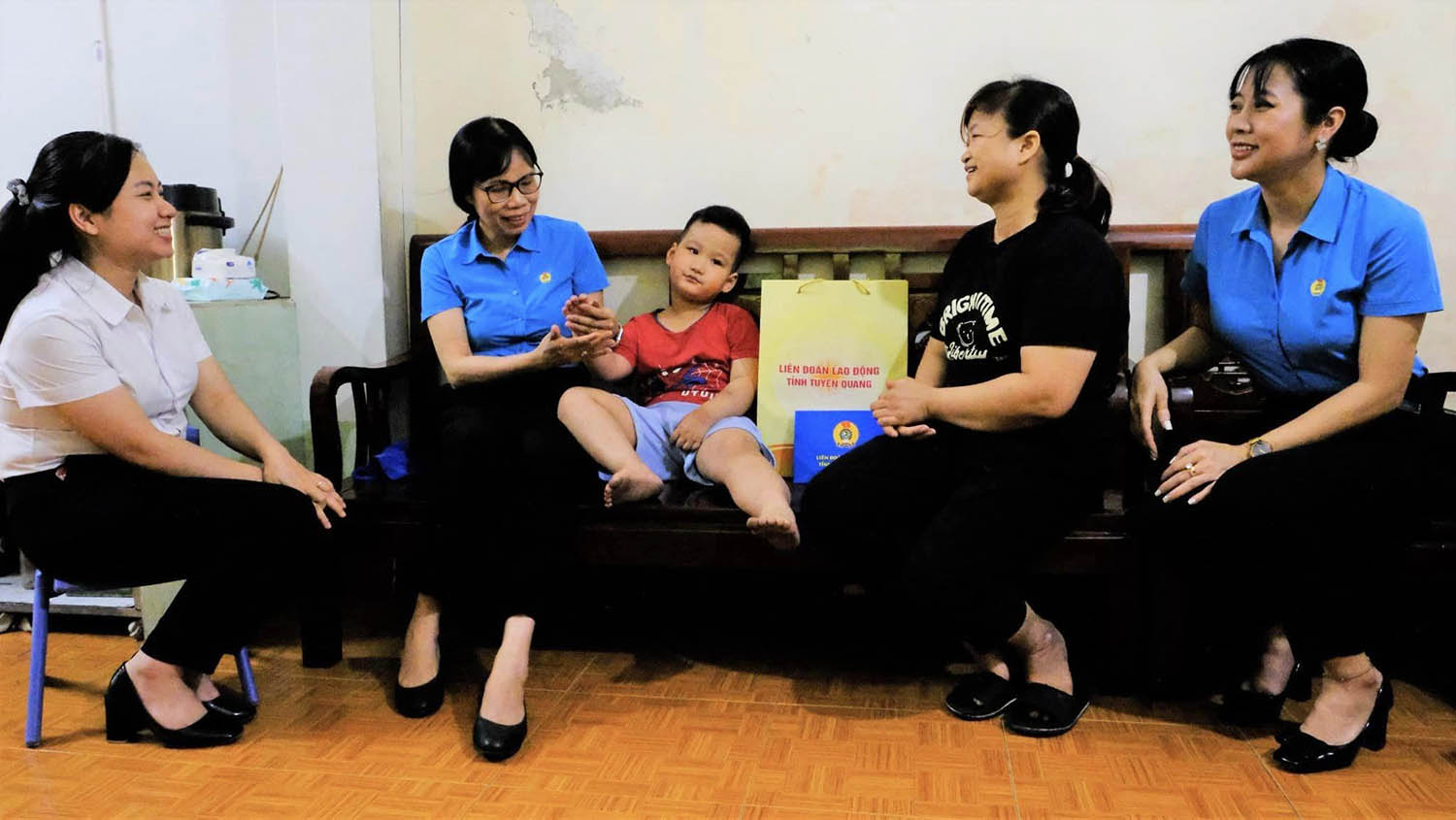 Los lideres de la Federacion Laboral de Tuyen Quang presentaron obsequios a los niños que tratan durante mucho tiempo. Foto: Federacion Laboral de Tuyen Quang.