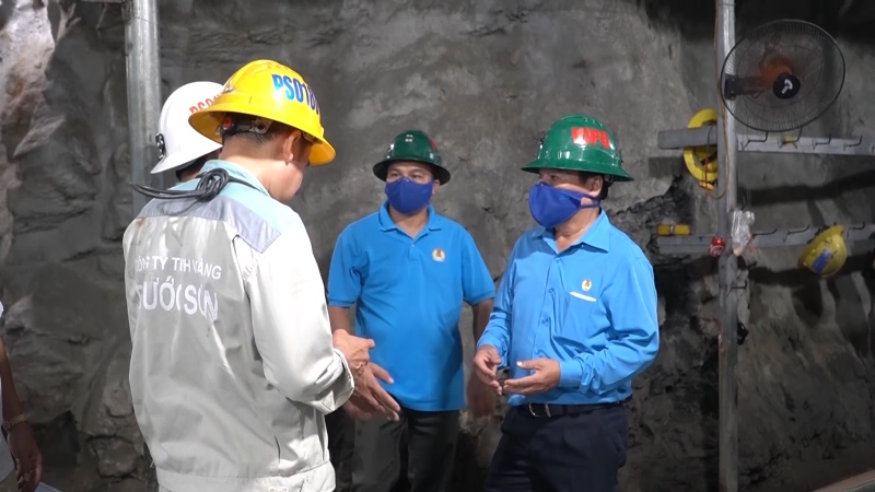 Lãnh đạo Công đoàn Quảng Nam kiểm tra điều kiện làm việc và động viên công nhân khai thác mỏ vàng Phước Sơn. Ảnh: Trường An