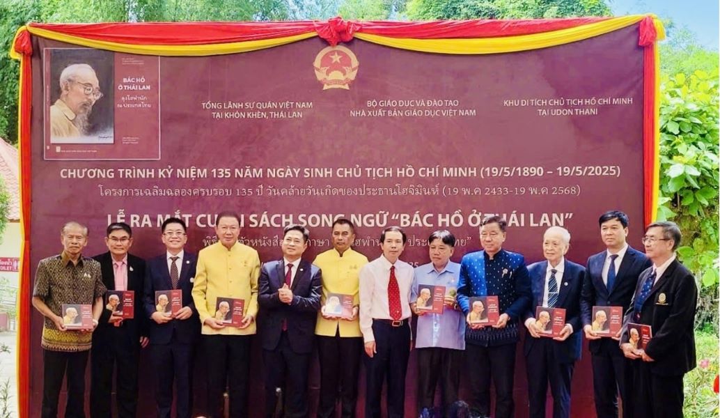 Le ra mat cuon sach Bac Ho o Thai Lan tai tinh Udon Thani (Thai Lan). Anh: NXBGDVN