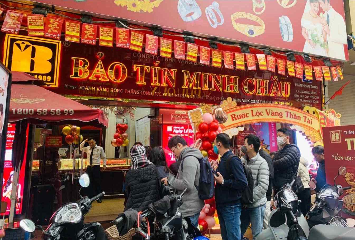 Nhieu nguoi cho mua vang tai mot cua hang Bao Tin Minh Chau o Ha Noi. Anh: Phuong Anh 