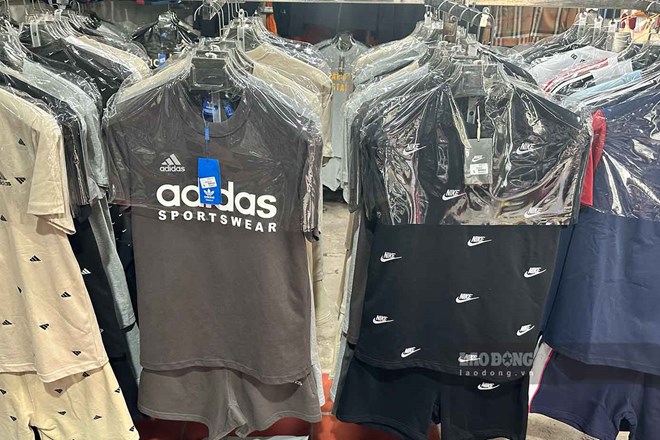 Nhieu mat hang quan ao nhai cac thuong hieu noi tieng nhu Adidas, Kappa, Nike... voi gia si chi tu 170.000 – 180.000 dong/chiec tai cho Ninh Hiep (Gia Lam, Ha Noi). Anh: Thien Thom 
