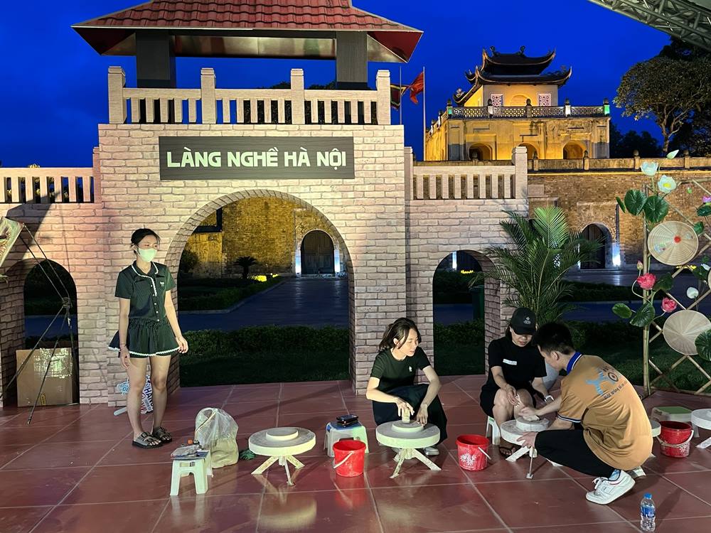 Dac biet, du khach con duoc truc tiep trai nghiem lam san pham lang nghe truyen thong, noi tinh hoa van hoa duoc gin giu va tai hien song dong qua ban tay nghe nhan.
