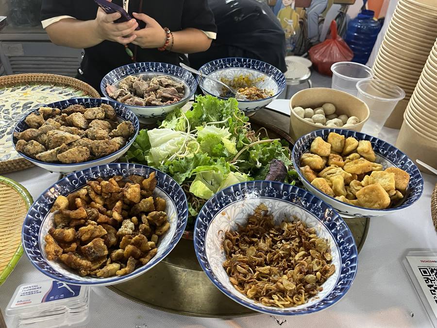 Nhung mon ngon dac trung cua Ha Noi nhu bun cha, banh cuon... duoc bay ban tai khu am thuc.