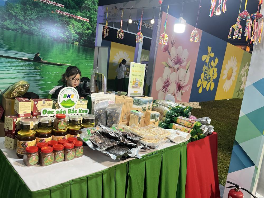 Ngoai ra, cac gian hang con ban du loai dac san dia phuong cho du khach thoa suc mua sam.