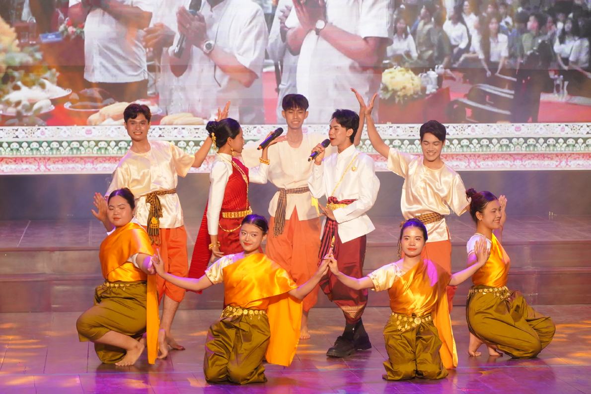 Tiết mục văn nghệ tại chương trình giao lưu. Ảnh: Tạ Quang