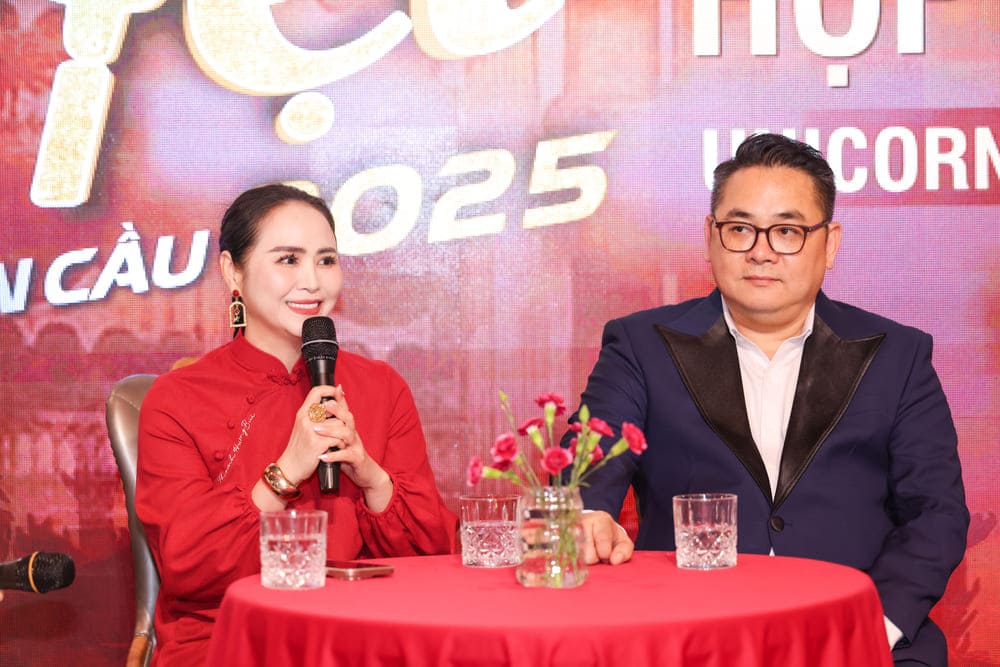 Head of the organizing committee - Mr. Henry Nguyen and Deputy Organizing Committee - Queen of Roses Bui Thanh Huong said that they will use digital technology to spread the contest. Photo: Organizing Committee