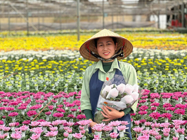 Chị Phạm Thị Hằng - Công ty TNHH Dalat Hasfarm xuất sắc, tiêu biểu Phong trào thi đua “Công nhân Lâm Đồng làm theo lời Bác”. Ảnh: Phan Huy
