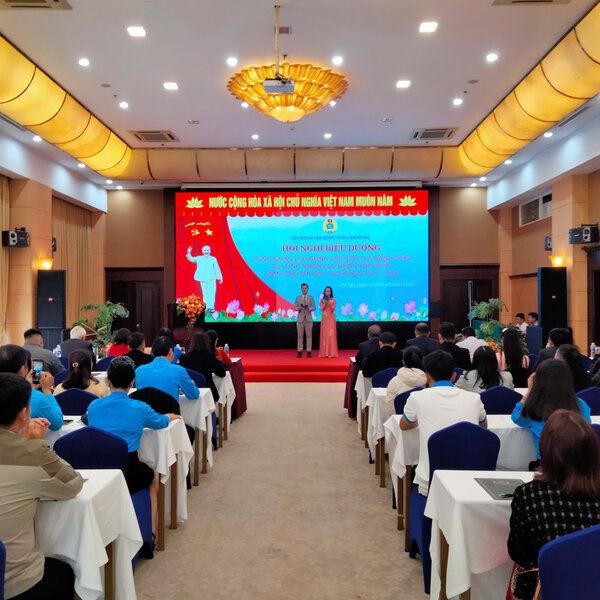 La Federacion Laboral de Lam Dong elogio a 50 trabajadores tipicos para seguir al tio Ho. Foto: Duc Lam