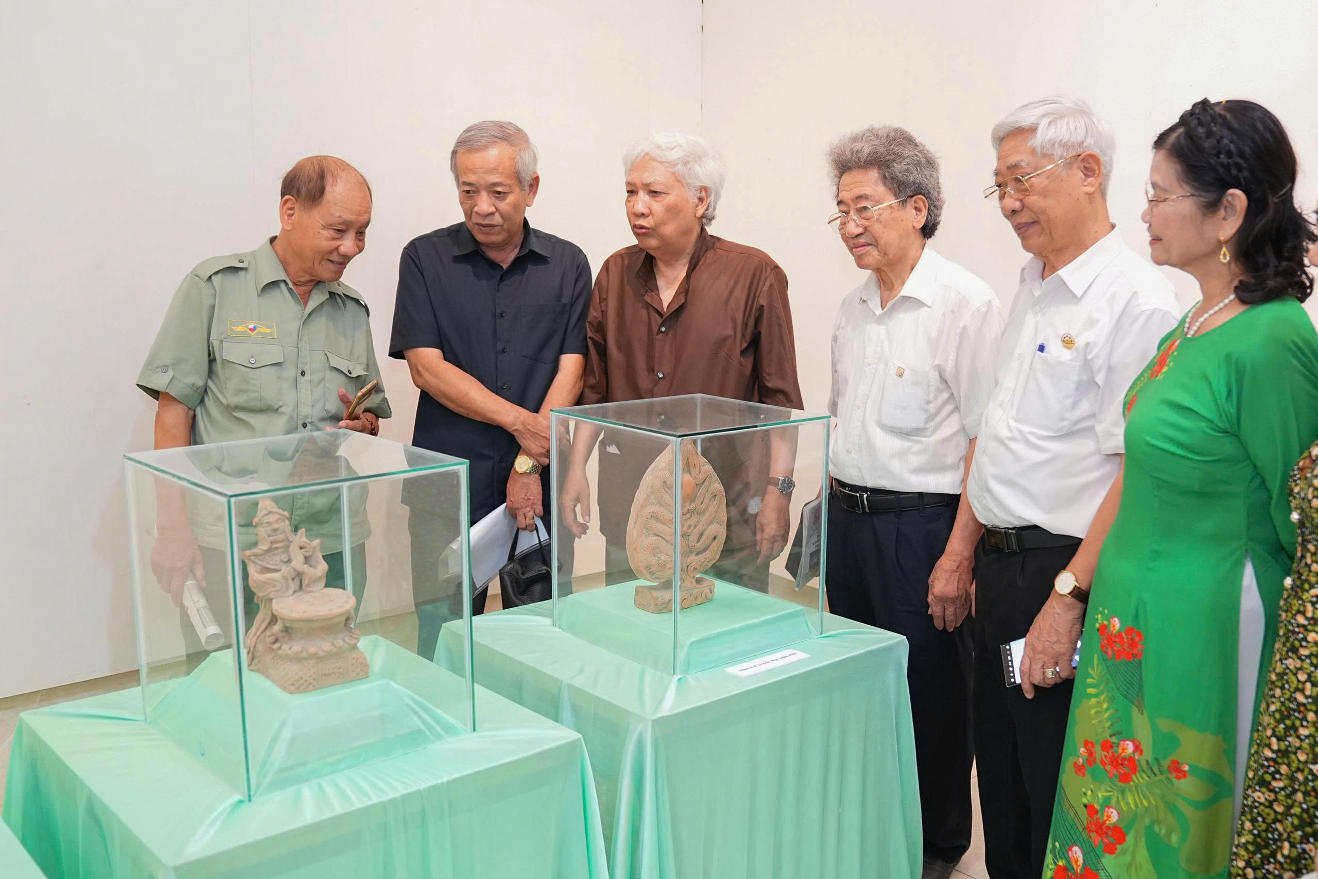 Nha suu tam cung cac dai bieu tham quan trien lam. Anh: Cong TTDT Hai Phong