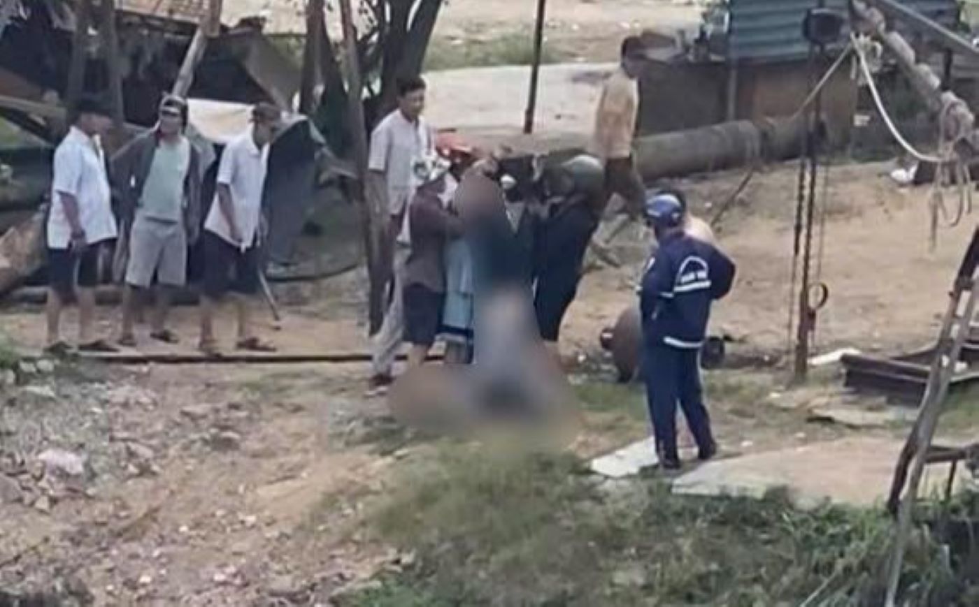 The drowning victim was brought to shore. Photo: Han Nguyen