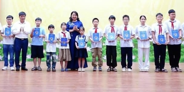 Awarding rewards to students who are children of workers and civil servants in Thach That district. Photo: Hai Yen