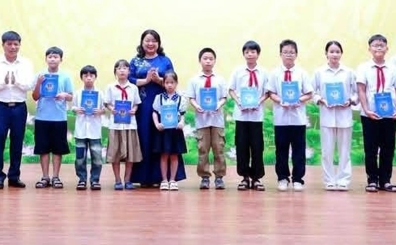 Awarding rewards to students who are children of workers and civil servants in Thach That district. Photo: Hai Yen