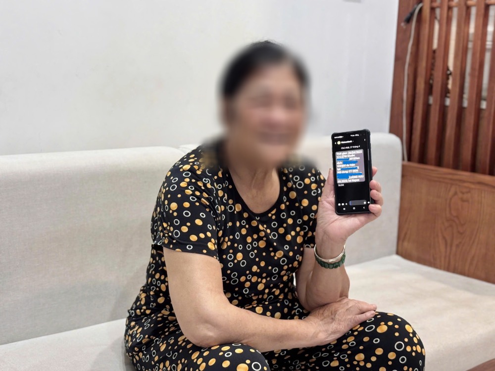 Beneficiaries in Bac Giang receive pensions through accounts. Photo: Social Insurance Region XI