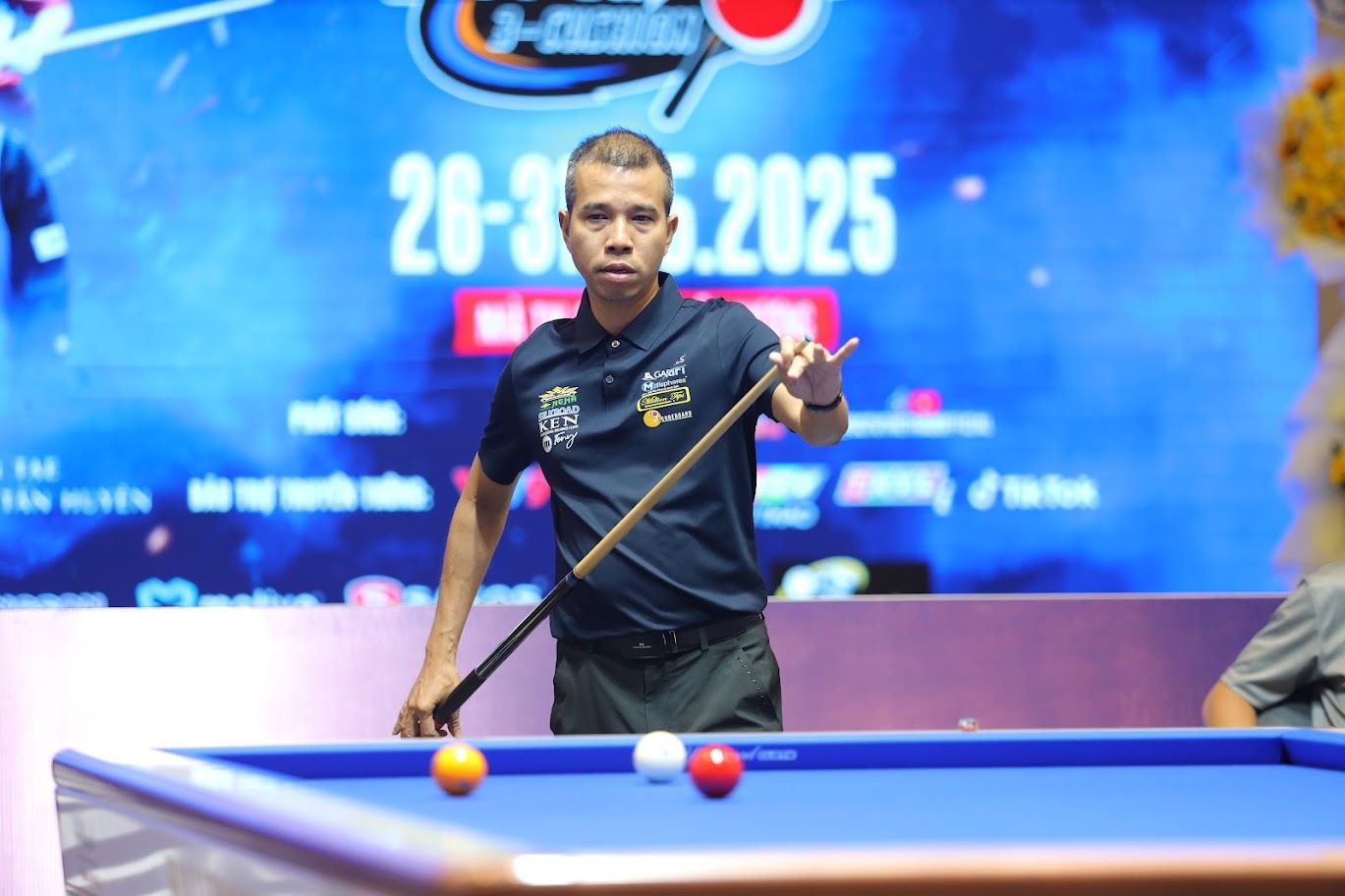Tran Quyet Chien the hien ban linh dung luc de vao ban ket giai Billiards carom 3 bang quoc te SCTV Cup 2025. Anh: Tran Duyen
