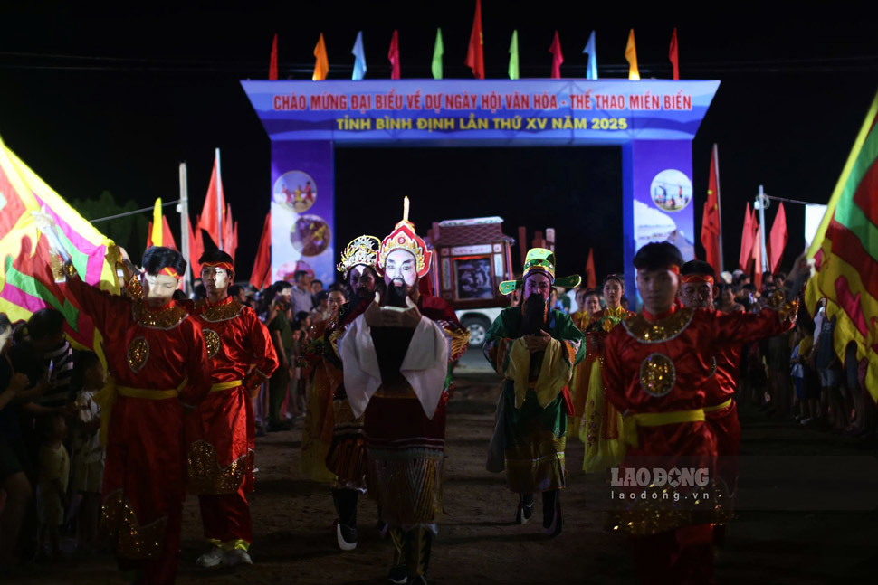 Nghi thuc “Nghinh than nhap dien“, san khau hoa Le hoi cau ngu cua ngu dan tinh Binh Dinh. Anh: Hoai Phuong