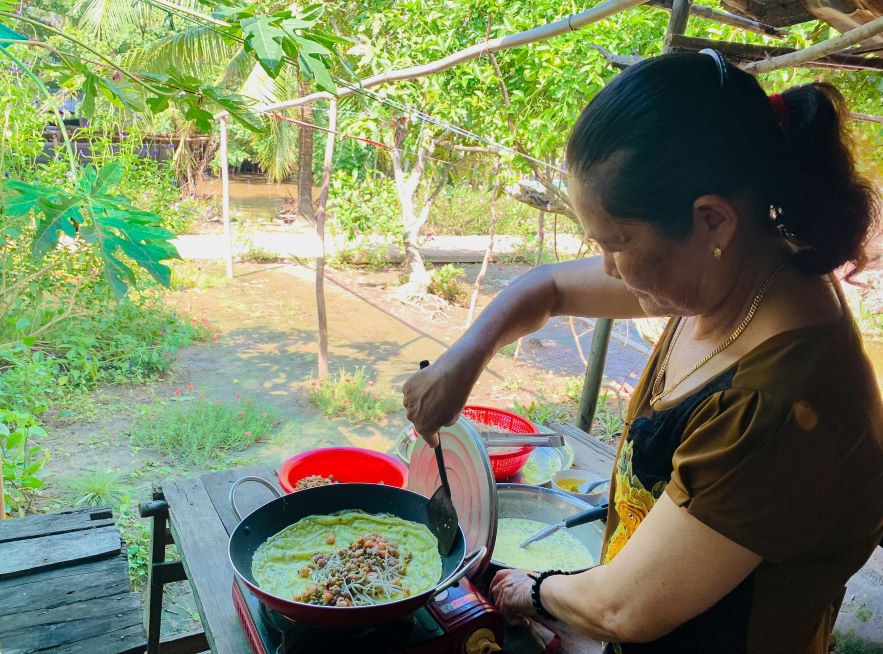 Ba Thai Thi Hien o huyen Tran De (tinh Soc Trang) lam banh xeo trong ngay Tet Doan ngo. Anh: Phuong Anh