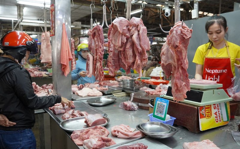 Choose to buy pork in places with clear addresses and origins. Photo: Phuong Anh