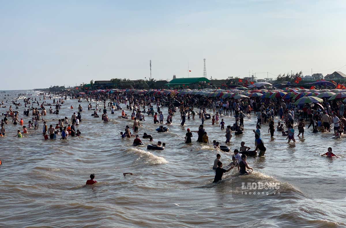 Enfriamiento de verano en la playa de la iglesia RO Church (hai ly comune, distrito de Hau Hau, provincia de Nam Dinh). Foto: HA VI
