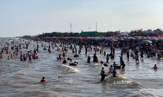 Giải nhiệt mùa hè tại bãi biển nhà thờ đổ (xã Hải Lý, huyện Hải Hậu, tỉnh Nam Định). Ảnh: Hà Vi