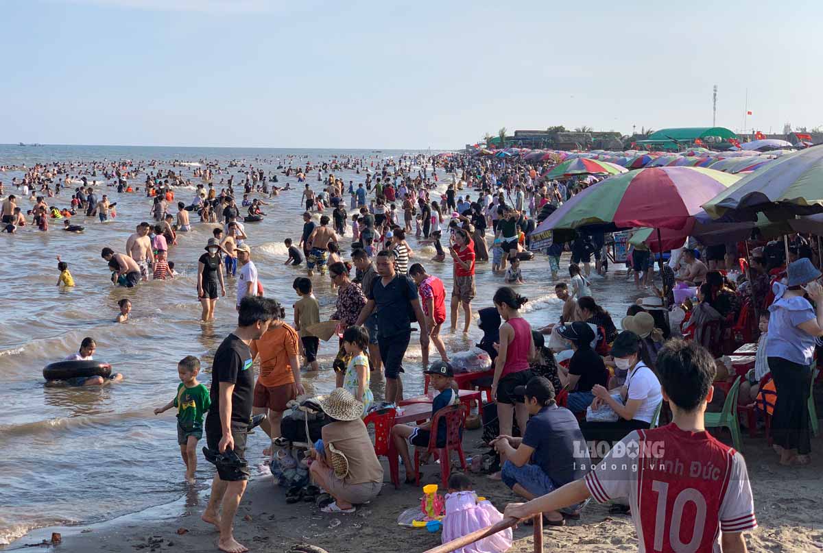 Bai bien nha tho do hoang so thu hut nhieu nguoi den trai nghiem. Anh: Ha Vi
