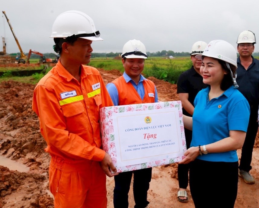 Sra. Nguyen Kim Thanh - Vicepresidenta del sindicato de electricidad de Vietnam presento obsequios para trabajadores. Foto: Dac Cuong