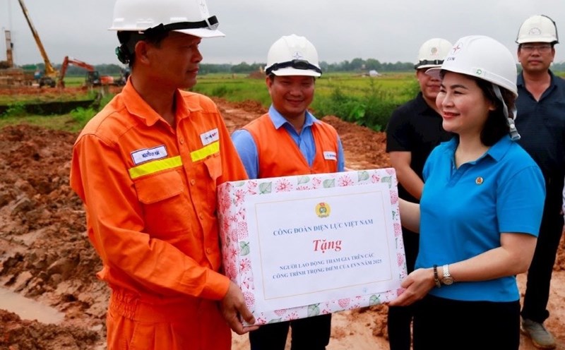 Ms. Nguyen Kim Thanh - Vice President of Vietnam Electricity Trade Union presented gifts to workers. Photo: Dac Cuong