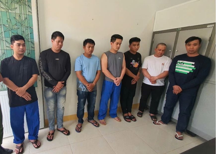 Các đối tượng đập phá, xịt sơn vào nhà dân bị lực lượng chức năng bắt giữ, xử lý. Ảnh: Công an cung cấp