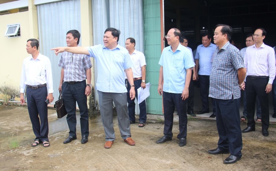 Leaders of Ca Mau and Bac Lieu provinces inspect the planned location for building public housing for officials from Bac Lieu to Ca Mau to work. Photo: Nhat Ho