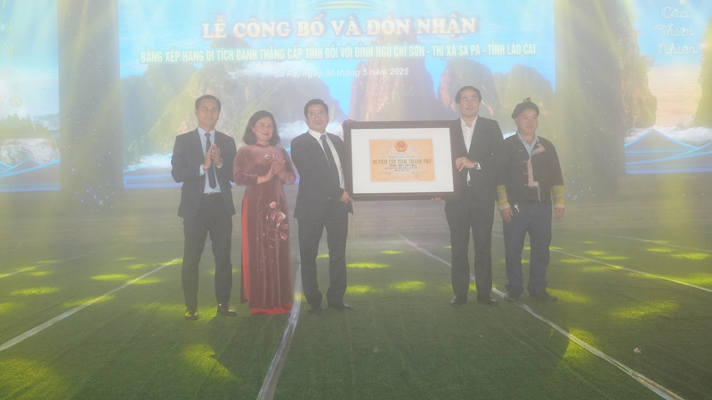 Lanh dao tinh Lao Cai trao Bang xep hang di tich cap tinh cho danh thang dinh Ngu Chi Son (Sa Pa). Anh: Dinh Dai
