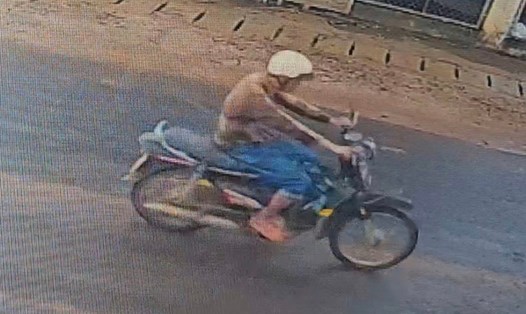 Đối tượng nghi ngáo đá dùng dao đâm công an rồi bỏ trốn bằng xe máy trộm của người dân. Ảnh: Công an