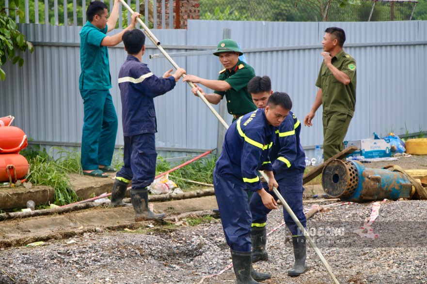 Lực lượng chức năng vẫn đang nỗ lực tìm kiếm người mất tích. Ảnh: Nguyễn Hoàn.
