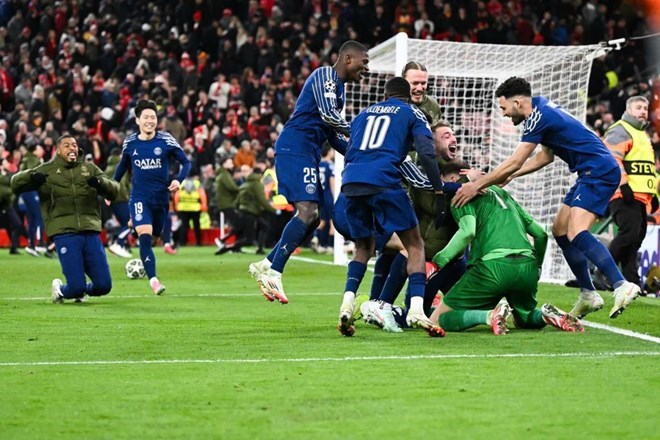 PSG la tap the doan ket duoi ban tay cua Enrique. Anh: AFP