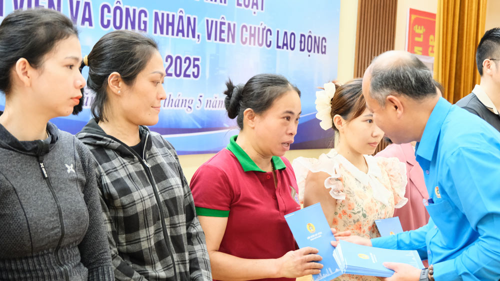 DA Nang City Labor Federation otorgo 20 regalos para apoyar a 20 miembros y trabajadores sindicales en circunstancias dificiles con un valor total de 46 millones de dong en el mes de 2025. Foto: Van Anh