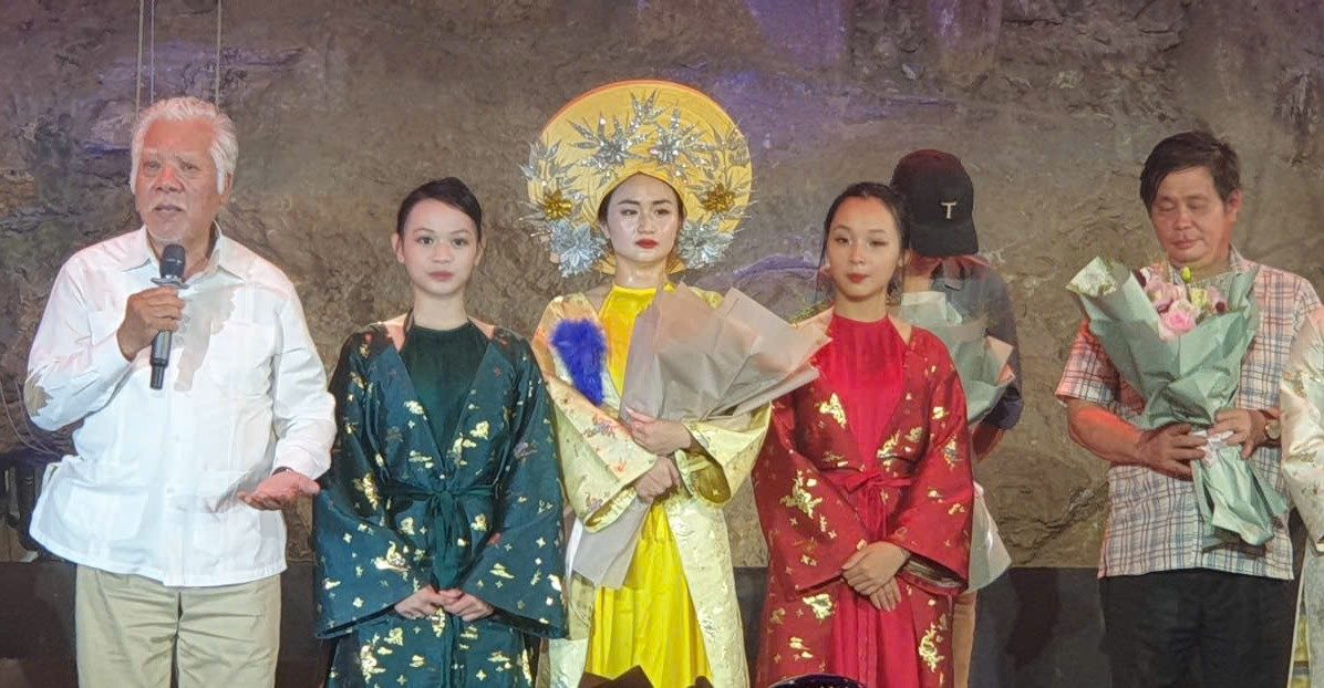 Dao dien Le Chuc chia se sau khi ket thuc show “Di tim ngoc rong” tai san khau trong hang dong tuyet dep. Anh: Nguyen Hung
