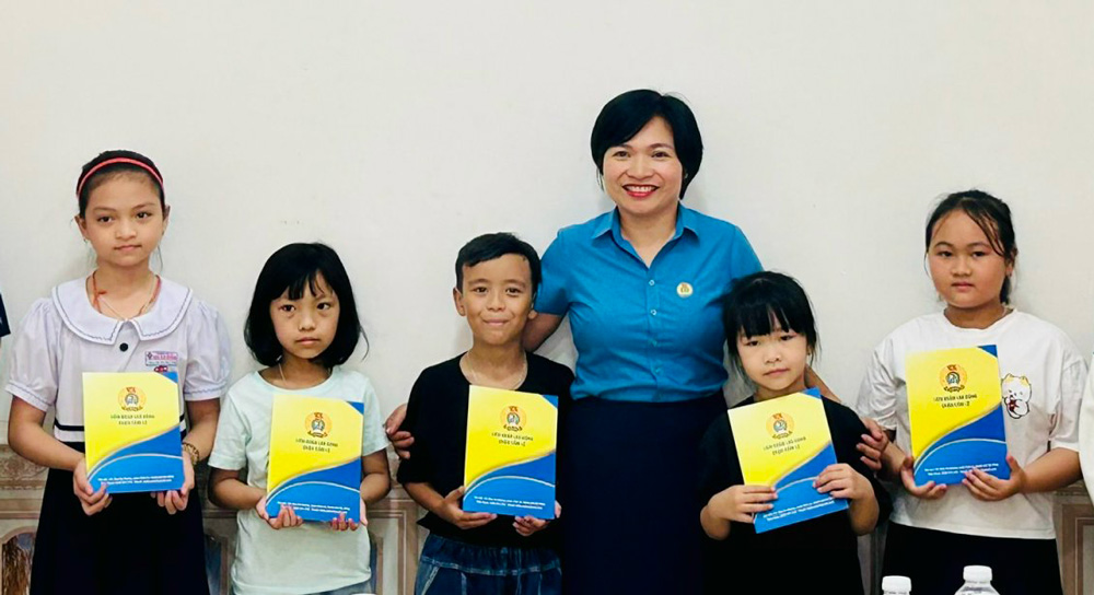 The Cam Le District Labor Federation, Da Nang City, rewards and awards scholarships to children of employees with excellent academic achievements. Photo: Tra Van