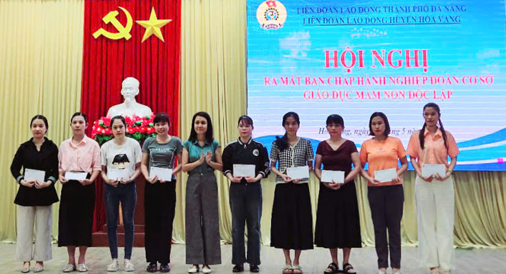 Hoa Vang District Labor Federation, Da Nang launched the Executive Committee of the independent Preschool Education Union in the district. Photo: Tra Van