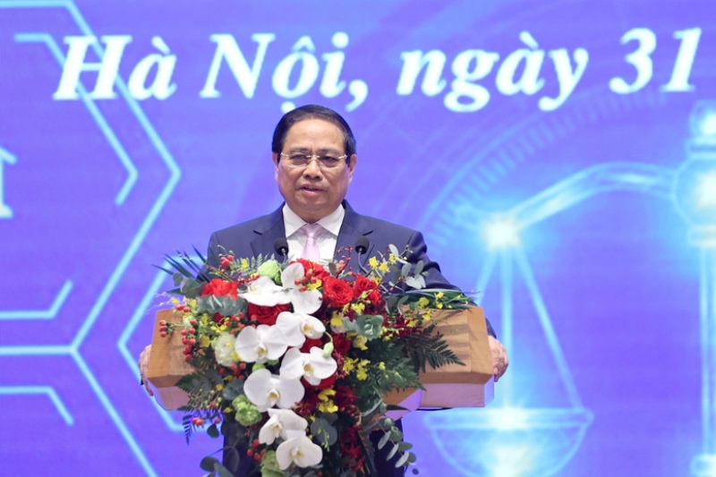 Thu tuong yeu cau Bo Tu phap tiep tuc phoi hop voi cac bo, co quan lien quan hoan thien cac tinh nang, tao them cac truong thong tin cua Cong Phap luat quoc gia. Anh VGP/Nhat Bac