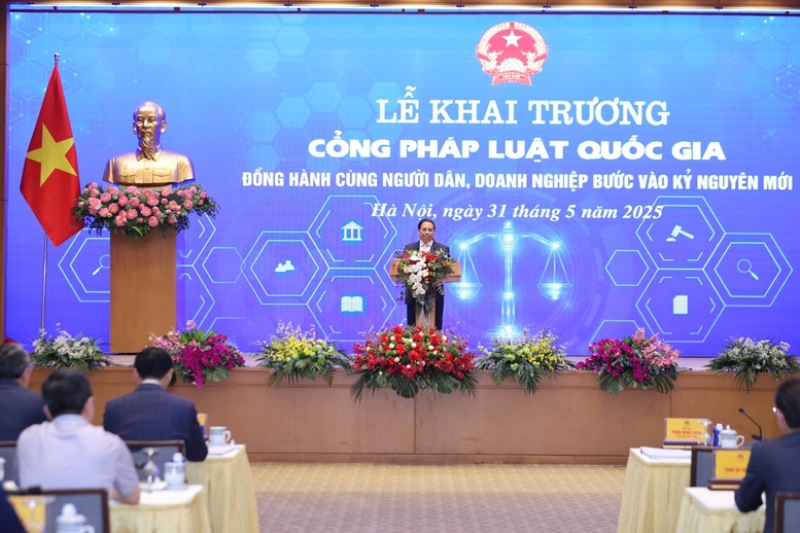 Thu tuong de nghi nghien cuu, cap nhat ngon ngu Tieng Anh tren Cong phap luat quoc gia. Anh: VGP