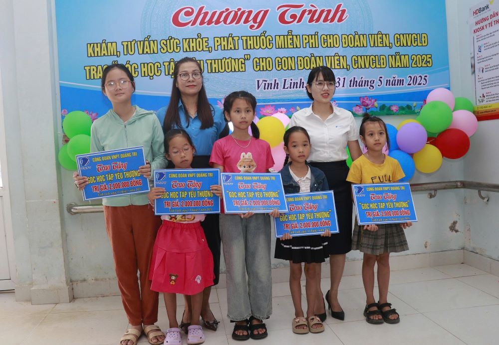 Lãnh đạo LĐLĐ tỉnh Quảng Trị và CĐCS Viễn thông Quảng Trị tặng góc học tập cho con công nhân lao động có hoàn cảnh khó khăn. Ảnh: Hưng Thơ