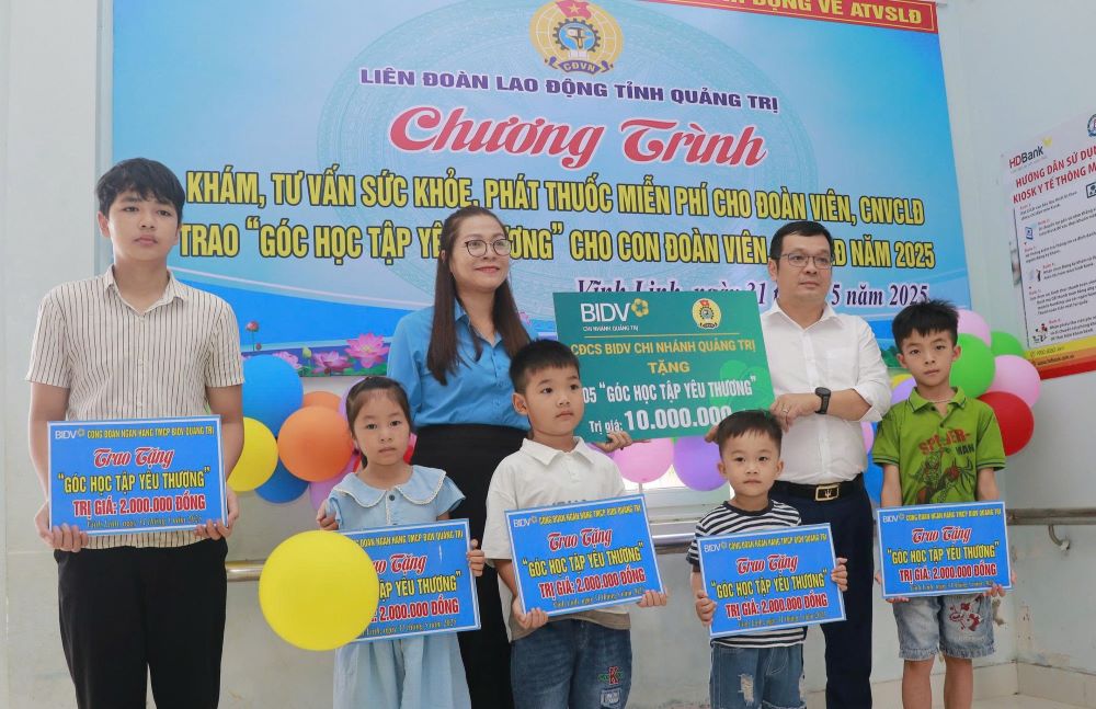 Lãnh đạo LĐLĐ tỉnh Quảng Trị và CĐCS Ngân hàng BIDV tặng góc học tập cho con công nhân lao động có hoàn cảnh khó khăn. Ảnh: Hưng Thơ