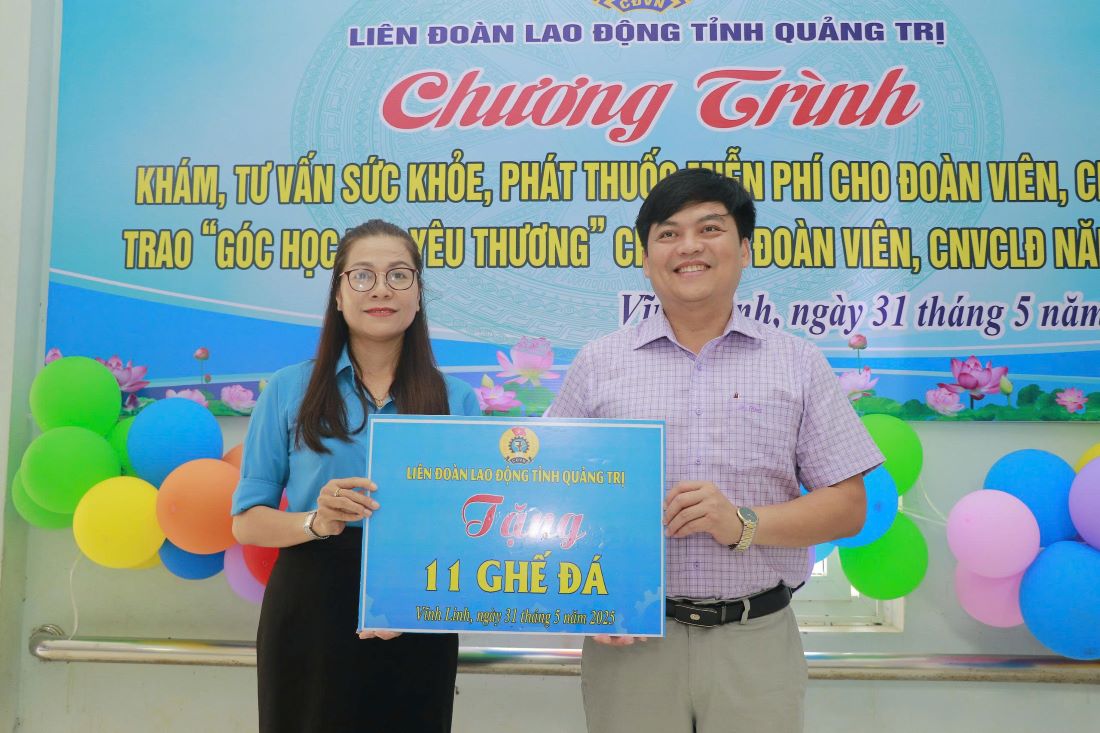 LĐLĐ tỉnh Quảng Trị tặng tượng trưng 11 ghế đá cho Bệnh viện Đa khoa khu vực Vĩnh Linh. Ảnh: Hưng Thơ